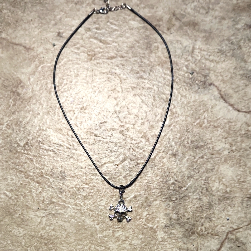 Elegant Silver Skull Pendant Necklace